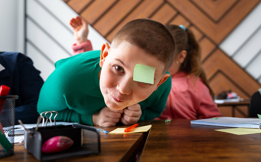 تجربه جلسه اول کلاس زبان کودکان؛ اهمیت استیکرهای متنوع، ایجاد انگیزه، احترام به تفاوت‌ها و روش‌هایی برای شروع موفق کلاس‌های ترکیبی دختر و پسر.