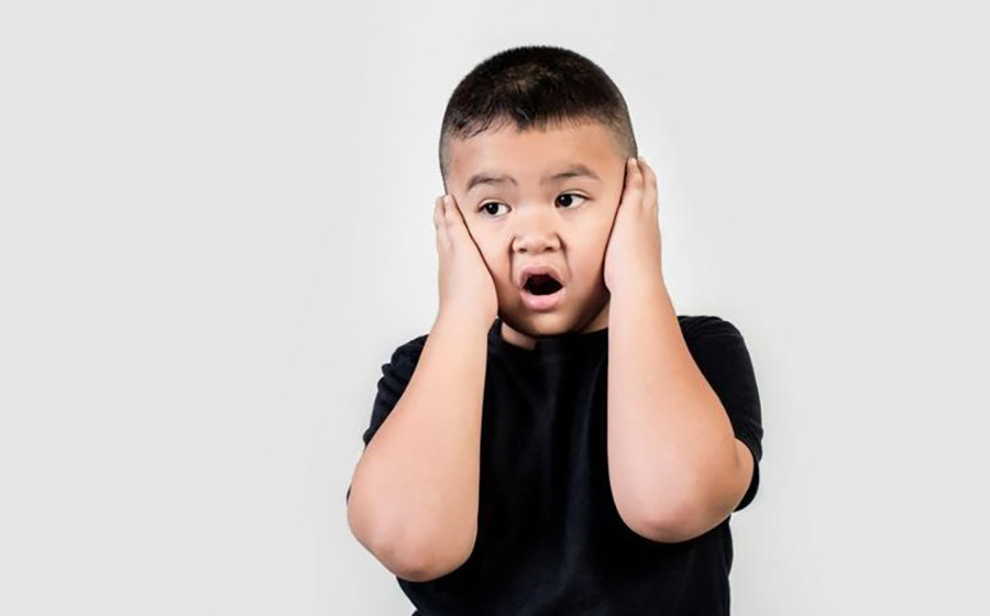 کودک خجالتی در کلاس زبان و درک حس درونی او نشان‌دهنده اهمیت درک ترس، حمایت هیجانی و ایجاد احساس امنیت در محیط یادگیری.