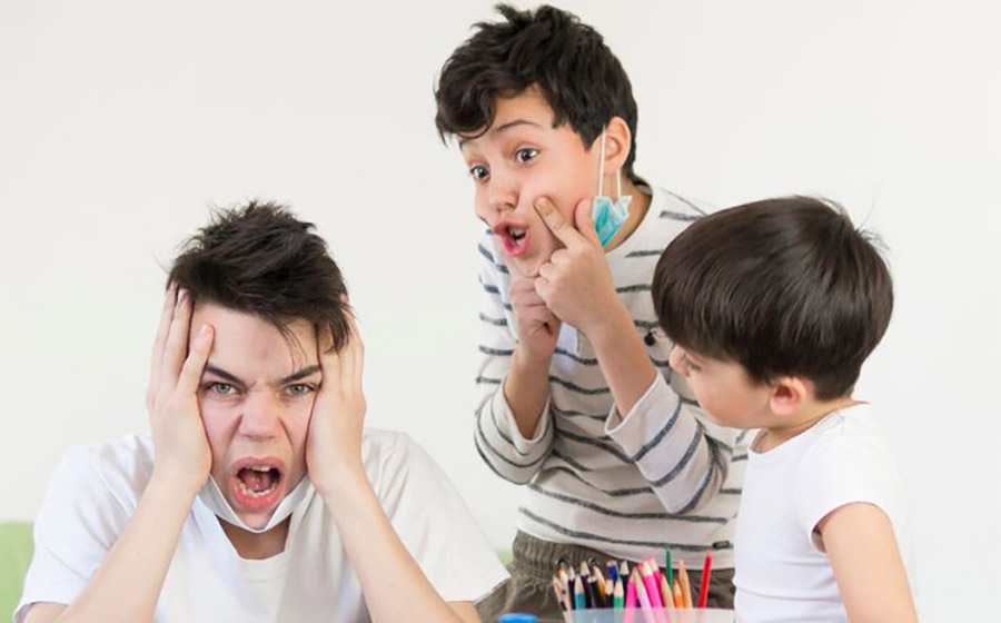 کودک پرانرژی و بازیگوش در کلاس که در حال حرکت یا انجام فعالیت‌های متعدد است، نماد تفاوت بین رفتار طبیعی و بیش‌فعالی (ADHD) و اهمیت تشخیص درست معلم.