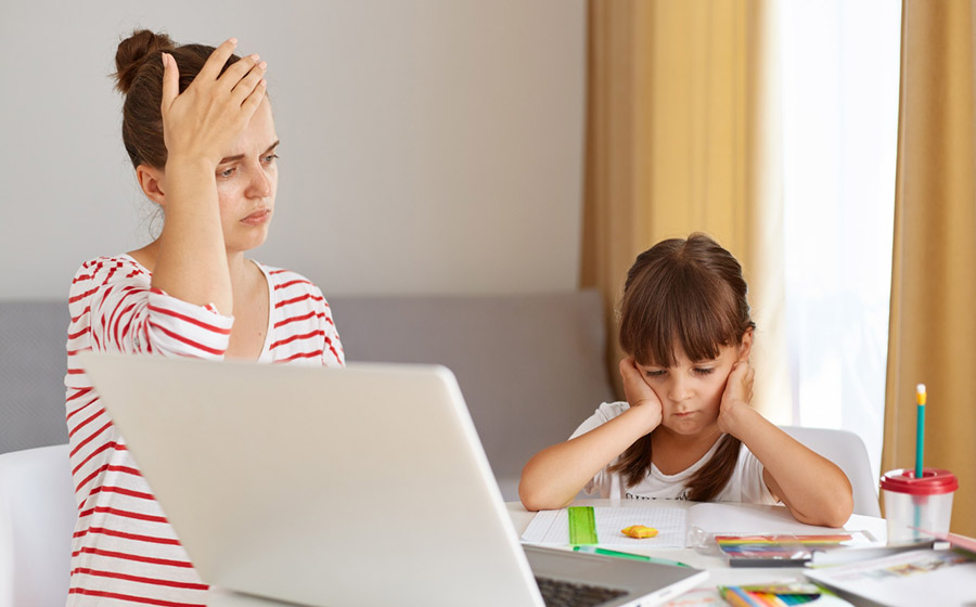 معلم زبان کودک در کلاس، در تلاش برای مدیریت یک شاگرد سخت‌گیر که بی‌حوصله است و همکاری نمی‌کند