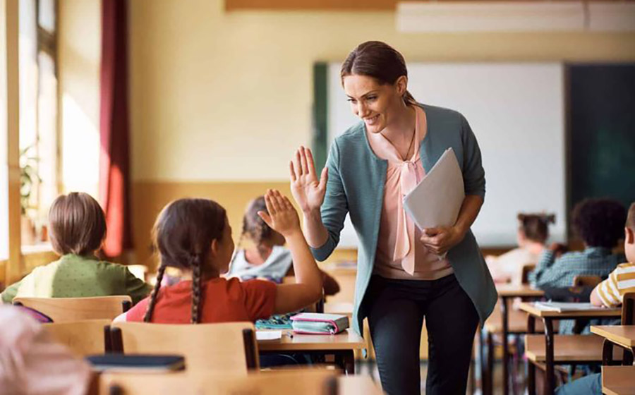 معلم زبان در دو کلاس متفاوت با دانش‌آموزان دختر ۹ تا ۱۰ ساله و پسر ۱۱ تا ۱۲ ساله و مقایسه مدیریت انرژی و نظم در کلاس