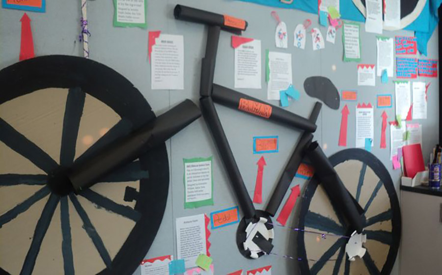 معلم زبان کودک کنار دانش‌آموز ناراحت نشسته و تلاش می‌کند او را آرام کند، صحنه‌ای احساسی از کلاس درس