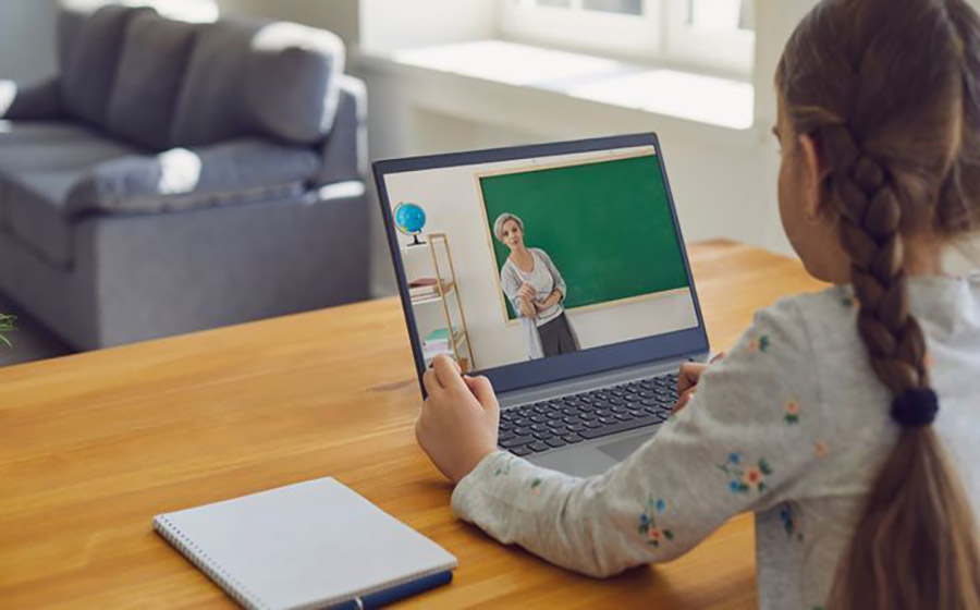 معلم زبان در اولین روز تدریس آنلاین هنگام مواجهه با اشتباه در تعیین سطح دانش‌آموزان و مدیریت اضطراری کلاس