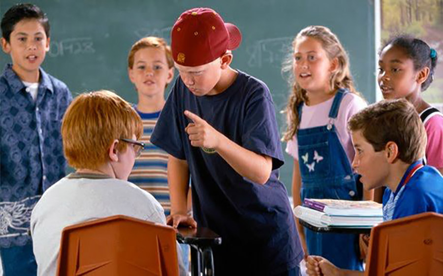 معلم در حال مدیریت شاگرد پرخطر و زورگو در کلاس، برای محافظت از بچه‌ها و حفظ نظم کلاس