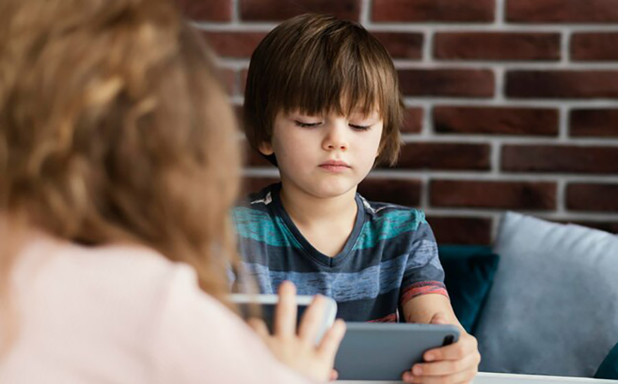 یک معلم در کلاس خصوصی با یک دانش‌آموز نشسته و فعالیت آموزشی انجام می‌دهد؛ تصویر نشان‌دهنده تمرکز و تعامل شخصی با دانش‌آموز است.