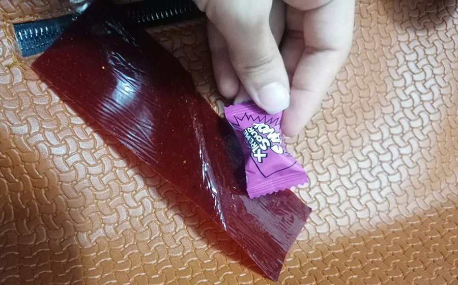 معلم و دانش‌آموز پرانرژی در کلاس، تعامل مثبت، بازی و فعالیت مرتبط با علاقه کودک برای ایجاد اعتماد و همکاری