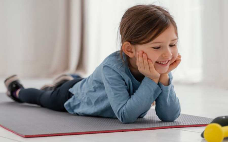 کودکی که در کلاس زبان دراز کشیده و با دست‌های زیر چانه، با لبخند فیلم آموزشی را تماشا می‌کند و یادگیری او با احساس مثبت همراه است.