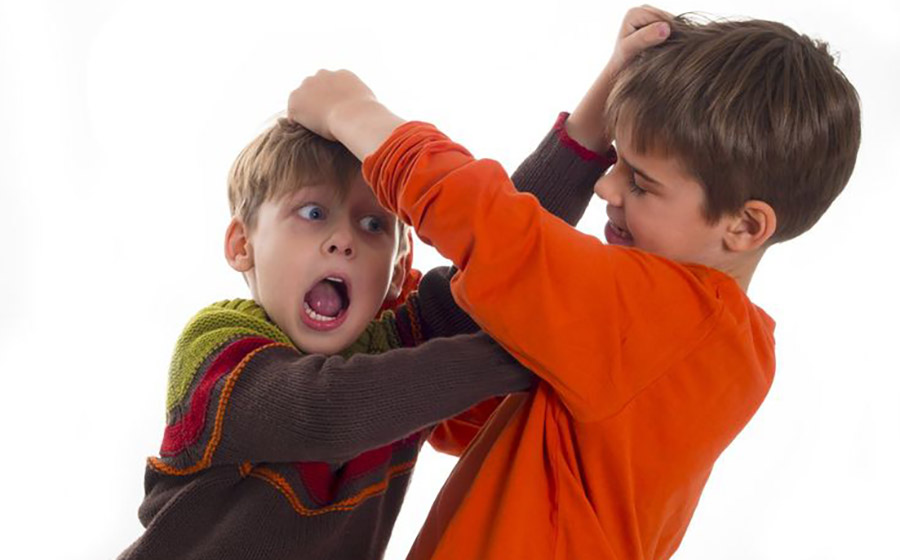 یک معلم در کلاس با دانش‌آموزی مواجه است که نظم کلاس را به هم می‌زند؛ تصویر نشان‌دهنده چالش مدیریت رفتار پرانرژی و مزاحم دانش‌آموزان است.