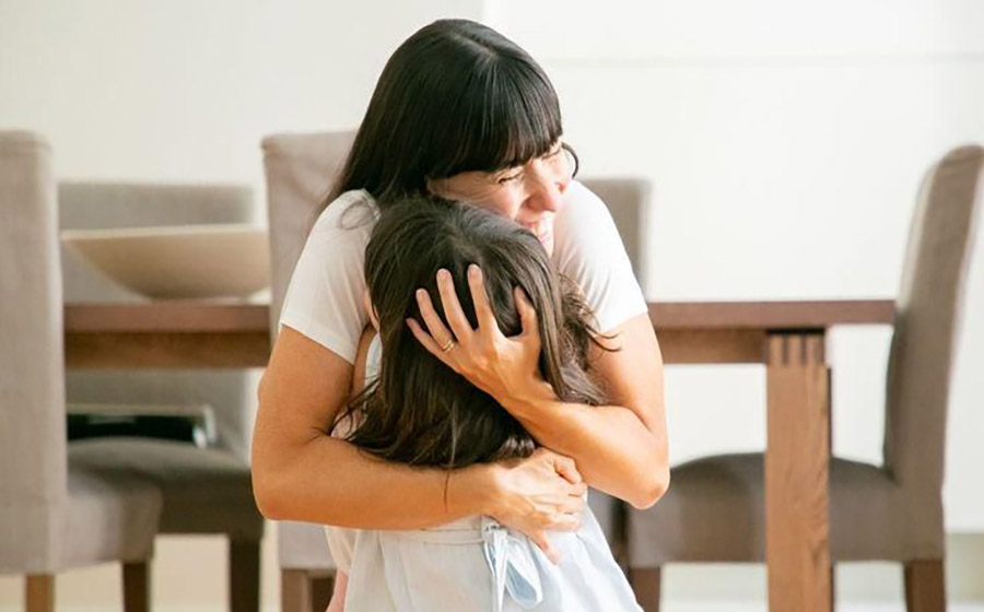 شاگرد ۸ ساله در کلاس خصوصی زبان با معلم، در حال یادگیری و فعالیت آموزشی با تشویق و انگیزه بالا.