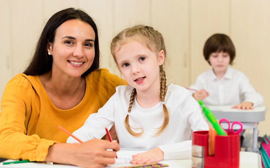 یک معلم در حال تدریس کلمه "jacket" به یک کودک خردسال است. کودک در ابتدا نمی‌تواند کلمه را یاد بگیرد، اما با فعالیت‌های جذاب، انگیزه و توجهش بالا می‌رود.