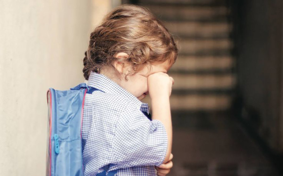 یک معلم در کلاس با دانش‌آموزانی که گریه می‌کنند و آشفتگی ایجاد کرده‌اند؛ تصویر نشان‌دهنده چالش مدیریت احساسات و رفتارهای شدید کودکان است.