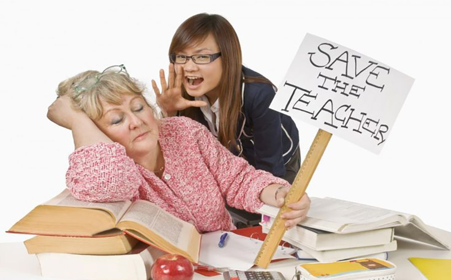 معلمی با تابلوی Save the teachers در دست و لبخند یک همراه، نماد خستگی ذهنی و حمایت از سلامت روان معلمان